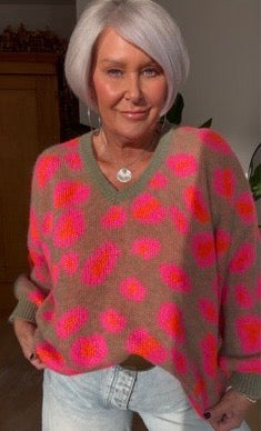 Super soft beige slouchy fit jumper with fuchsia and orange leopard hearts